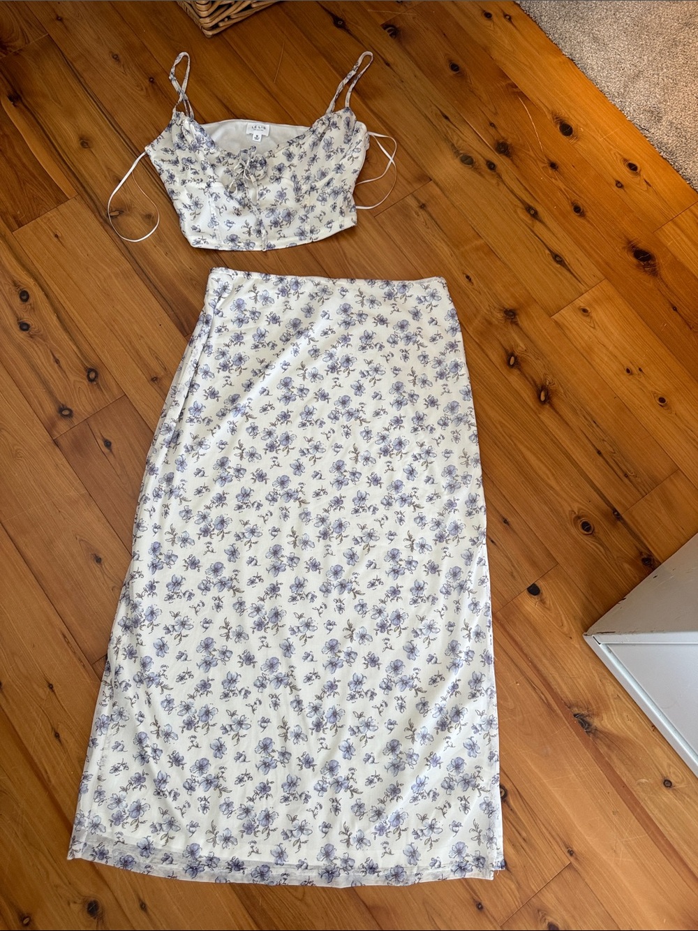 Le lis M/L Set Floral Cream crop top and Midi Skirt
